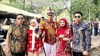 Sandy Arifin bersama istri, dan dua anak mereka lainnya, sempat menemui Isra usai bertugas dalam Kirab Bendera Merah Putih dalam rangkaian Upacara Detik-detik Proklamasi. Foto: Instagram Story @sandyarifinsh