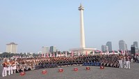 Potret seluruh personel Drum Corps Pelopor Cenderawasih di pelataran Monas. Foto: Instagram Story @sandyarifinsh