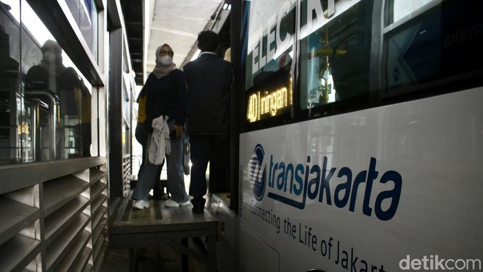 Untuk merayakan Hari Ulang Tahun (HUT) Kemerdekaan Republik Indonesia ke-81, Pemerintah Provinsi (Pemprov) DKI Jakarta memberikan tarif khusus transportasi publik. Khusus hari ini, naik transportasi publik cuma kena tarif Rp 8.