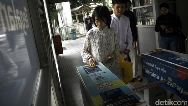 Jakarta Rayakan Kemerdekaan dengan Tarif Transportasi Publik Rp8