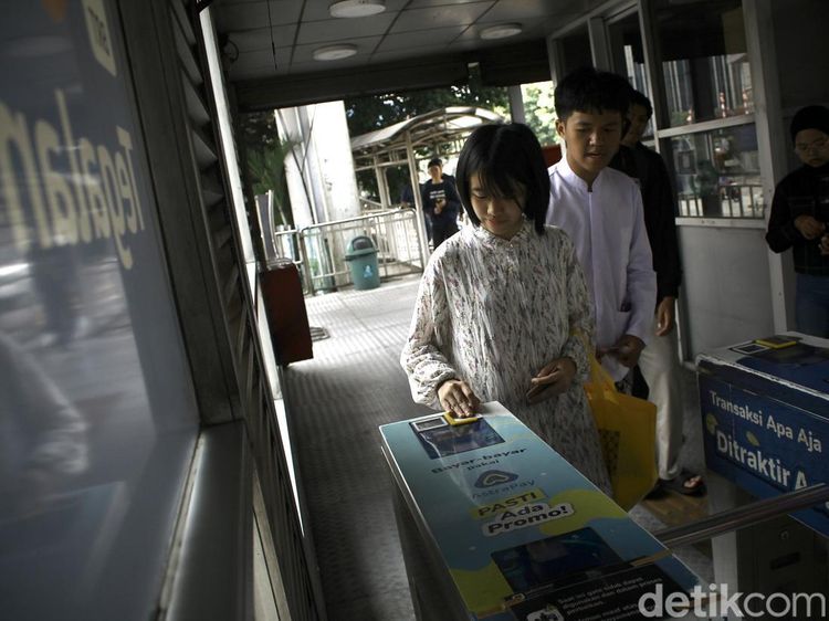 Jakarta Rayakan Kemerdekaan dengan Tarif Transportasi Publik Rp8