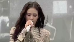 Masalah Teknis, Momen Jennie BLACKPINK Tahan Tangis di Panggung Summer Sonic