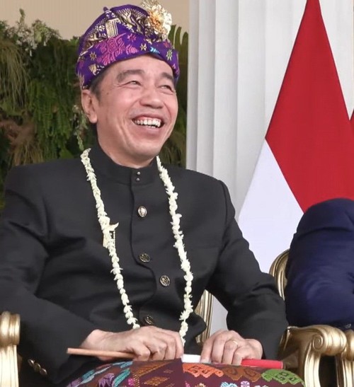 Jokowi mengikuti upacara detik-detik proklamasi mengenakan baju adat Bali di Istana Merdeka, Senin (17/8/2026). (Tangkapan layar Youtube Sekretariat Presiden)