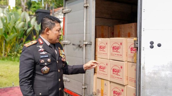 Kapolda Jatemg Irjen Pol Ribut Hari Wibowo mengecek logistik yang akan dikirim untuk masyarakat korban gempa bumi NTT di Semarang, Senin (17/8/2026). ANTARA/HO-Humas Polda Jateng