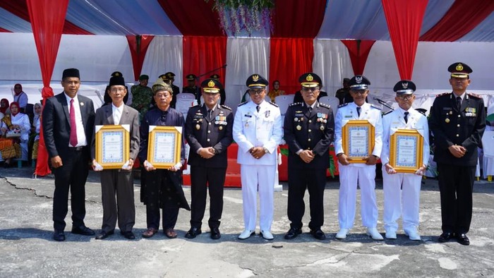Kapolda Riau memberikan penghargaan kepada 355 personel dan mitra yang menuntaskan misi Ekspedisi Merah Putih Presisi, Senin (17/8/2026).