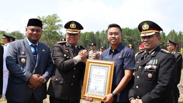 Kapolda Riau memberikan penghargaan kepada 355 personel dan mitra yang menuntaskan misi Ekspedisi Merah Putih Presisi, Senin (17/8/2026).