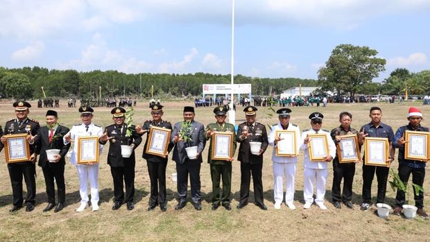 Kapolda Riau memberikan penghargaan kepada 355 personel dan mitra yang menuntaskan misi Ekspedisi Merah Putih Presisi, Senin (17/8/2026).