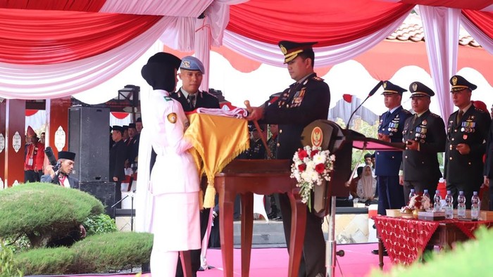 Kapolres Magetan AKBP Erik Bangun Prakasa saat memimpin upacara HUT ke-81 Kemerdekaan RI.