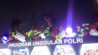 Momen Kapolri Bagi-bagi Boneka Saat Karnaval Malam Merdeka
