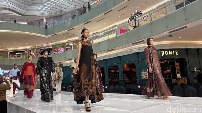 Karya desainer di Surabaya Fashion Trend (SFT).