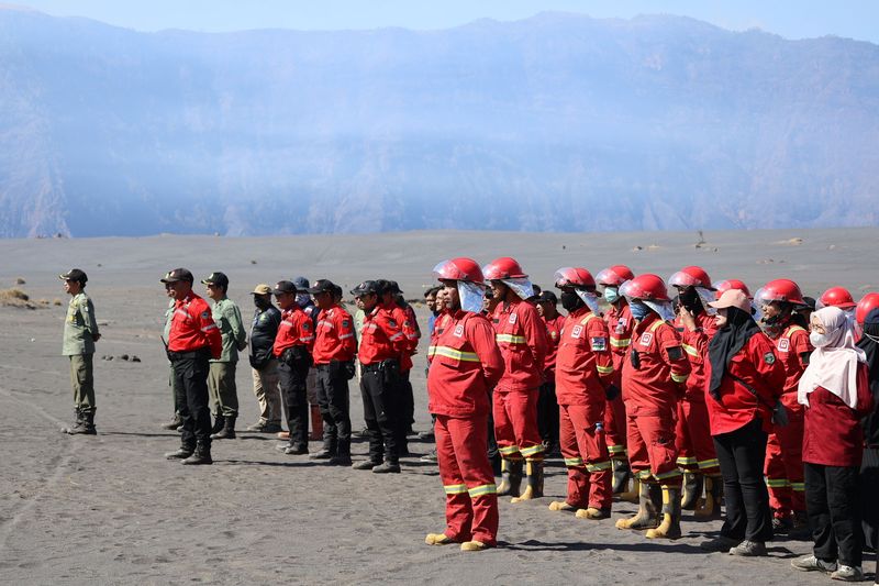 Kebakaran bromo Petugas gabungan melakukan pendinginan (mopping up) di kawasan Taman Nasional Bromo Tengger Semeru (TNBTS), Senin (17/8/2026). Penyisiran dilakukan untuk memastikan tidak ada bara api yang masih tersisa dan berpotensi memicu kebakaran kembali.