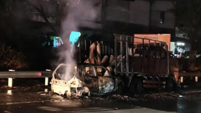 Kecelakaan maut Brio tabrak belakang truk hingga terbakar di Tol Surabaya-Mojokerto. Anak 5 tahun tewas terpanggang saat Brio dan truk terbakar.