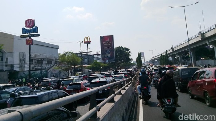Kemacetan jalan menuju acara Festival Perahu Bidar di Kampung Kapitan 7 Ulu, Palembang, macet