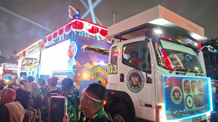 Kendaraan-kendaraan hias memeriahkan karnaval Malam Merdeka dalam rangka HUT ke-81 RI.
