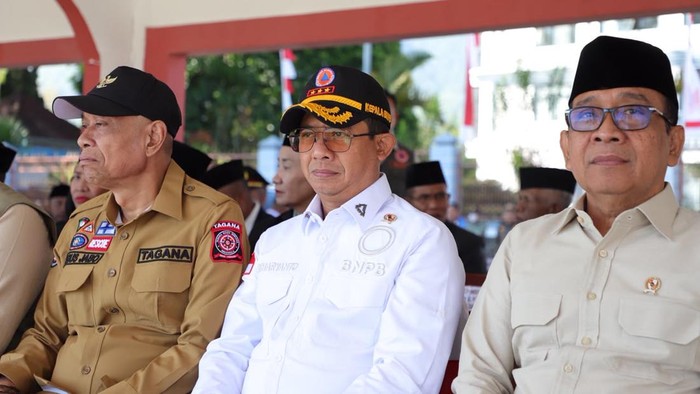 Kepala Badan Nasional Penanggulangan Bencana (BNPB) Letjen TNI Suharyanto (tengah)