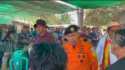 Kepala Basarnas, Marsekal Madya TNI Mohammad Syafii berbincang dengan pengungsi di  posko Desa Ronting, Manggarai Timur, NTT, Senin (17/8/2026).