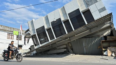 Potret Kerusakan Bangunan di Reo Pascagempa 7,7 Magnitudo