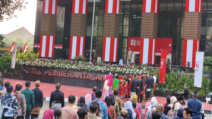 Ketua KPK Setyo Budiyanto memimpin upacara peringatan HUT ke-81 RI di Gedung Merah Putih KPK, Senin (17/8/2026)