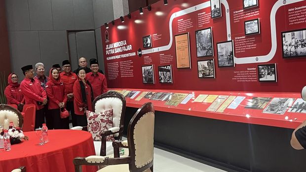 Ketua Umum PDI Perjuangan Megawati Soekarnoputri memimpin upacara peringatan HUT ke-81 RI di  Sekolah Partai PDIP, Jakarta Selatan.