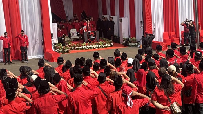 Ketua Umum PDI Perjuangan Megawati Soekarnoputri memimpin upacara peringatan HUT ke-81 RI di  Sekolah Partai PDIP, Jakarta Selatan.