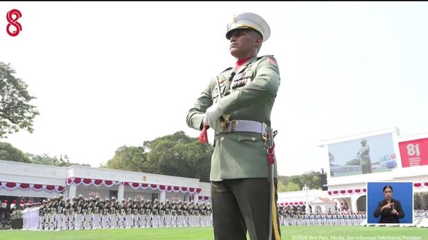 Komandan Upacara pada pengibaran bendera Merah Putih HUT ke-81 RI adalah Kolonel Inf Priyo Handoyo. (Dok YoutTube Setpres).