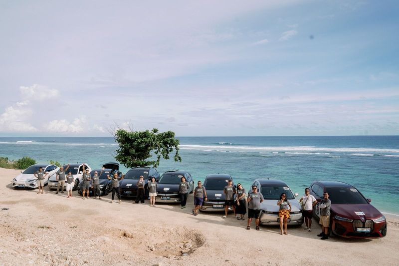 komunitas Mobil Elektrik Indonesia (KOLEKSI), komunitas ini memilih merayakan hari kemerdekaan RI dengan menggelar 