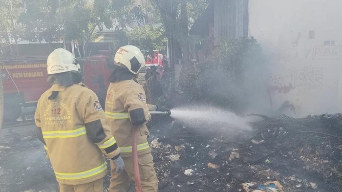Lahan kosong yang terbakar di Benowo, Surabaya, yang asapnya membubung hitam terlihat hingga Tol Waru, Sidoarjo.