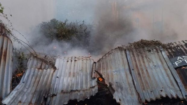 Lahan kosong yang terbakar di Benowo, Surabaya, yang asapnya membubung hitam terlihat hingga Tol Waru, Sidoarjo.