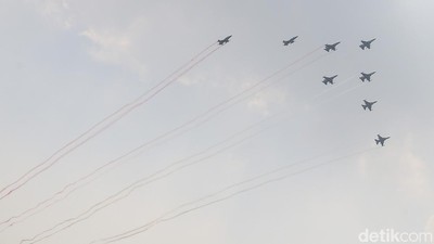 Atraksi Pesawat dan Helikopter Meriahkan HUT ke-81 RI di Langit Jakarta