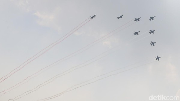 Atraksi Pesawat dan Helikopter Meriahkan HUT ke-81 RI di Langit Jakarta