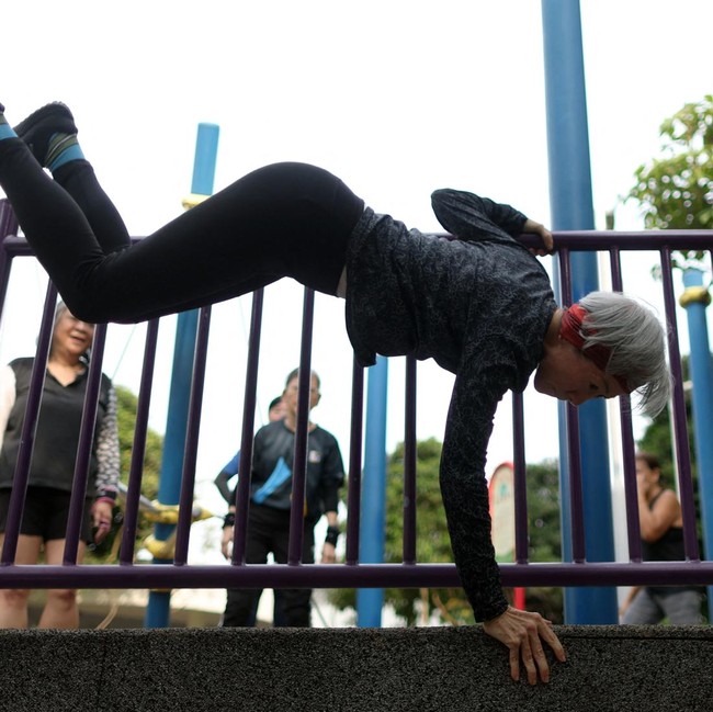 Foto: Lansia di Singapura Latihan Parkour Biar Tetap Bugar di Usia Senja