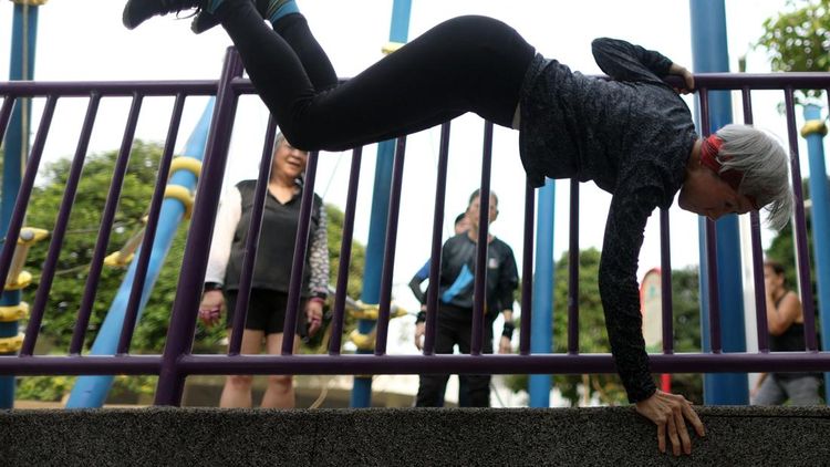 Foto: Lansia di Singapura Latihan Parkour Biar Tetap Bugar di Usia Senja