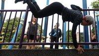 Foto: Lansia di Singapura Latihan Parkour Biar Tetap Bugar di Usia Senja