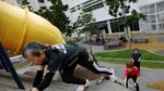 Foto: Lansia di Singapura Latihan Parkour Biar Tetap Bugar di Usia Senja