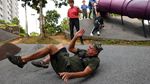 Foto: Lansia di Singapura Latihan Parkour Biar Tetap Bugar di Usia Senja