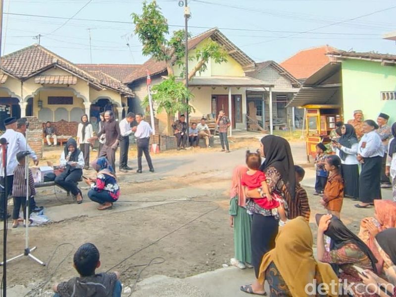 Lomba perayaan HUT RI di Blitar Warga mengikuti berbagai perlombaan untuk memeriahkan peringatan HUT ke-81 Kemerdekaan Republik Indonesia di Lingkungan Jajar, Kecamatan Kanigoro, Kabupaten Blitar, Senin (17/8/2026).