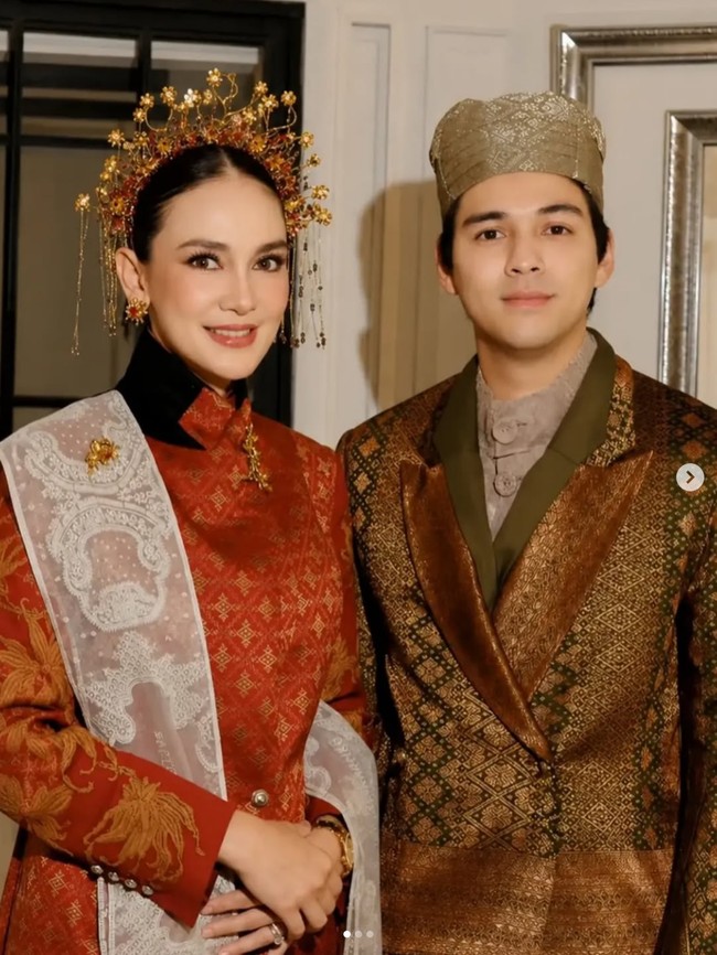 Luna Maya dan Maxime tampil serasi berbusana dengan sentuhan wastra nusantara rancangan Sapto Djojokartiko. Luna melengkapi gayanya dengan kain selendang putih dan hiasan kepala bernuansa emas yang memperkuat sentuhan tradisional dari Hummingbird Road. Foto: Dok. Instagram Hummingbird Road