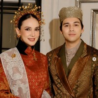 Luna Maya dan Maxime tampil serasi berbusana dengan sentuhan wastra nusantara rancangan Sapto Djojokartiko. Luna melengkapi gayanya dengan kain selendang putih dan hiasan kepala bernuansa emas yang memperkuat sentuhan tradisional dari Hummingbird Road. Foto: Dok. Instagram Hummingbird Road