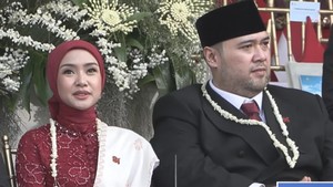 Cita Rahayu datang bersama Didi Mahardika untuk mengikuti upacara HUT ke-81 RI. Foto: YouTube Sekretariat Presiden