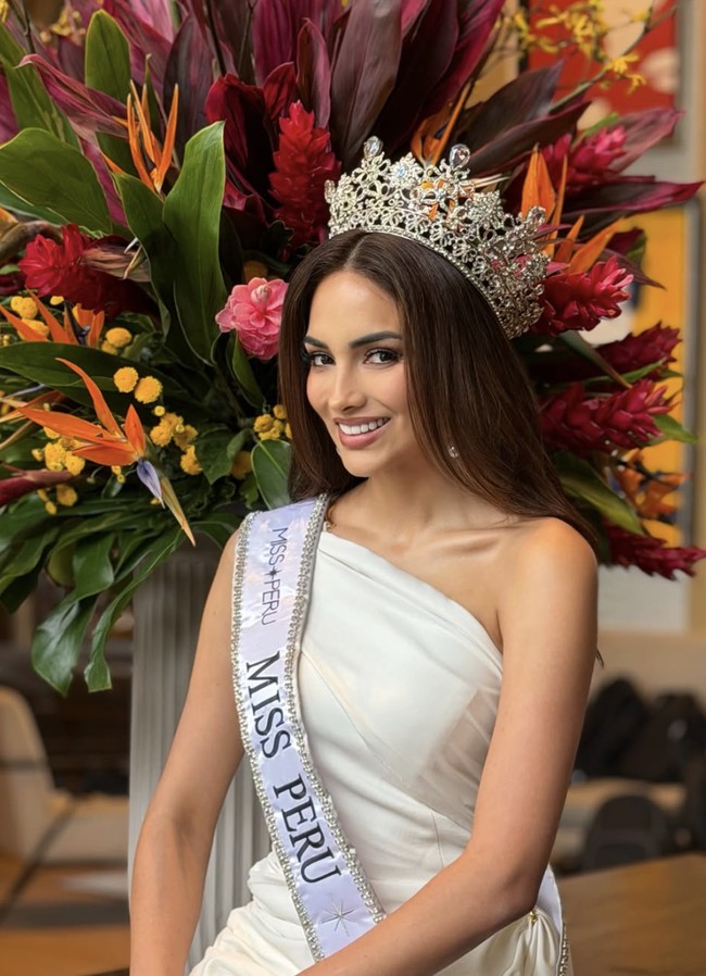 Luren Márquez mendadak kehilangan gelar Miss Peru 2026 dan dipastikan batal mewakili negaranya di Miss Universe 2026. Kabar mengejutkan itu diumumkan Organisas Miss Perú pada 13 Agustus, hanya sekitar empat bulan setelah Luren dinobatkan sebagai ratu kecantikan Peru. Foto: dok. Instagram Luren Márquez