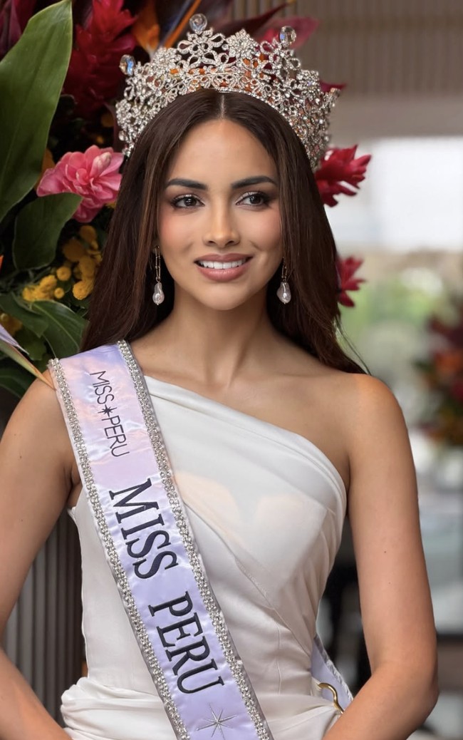 Berbeda dari ajang Miss Peru pada umumnya, Luren tidak memenangkan kompetisi nasional dengan puluhan peserta. Ia dipilih langsung oleh organisasi melalui proses internal. Sebelumnya, Luren juga pernah menjadi juara kedua Miss Peru 2024. Pengalaman panjang di dunia pageant membuatnya dipersiapkan untuk membawa nama Peru ke panggung Miss Universe 2026.  Foto: dok. Instagram Luren Márquez