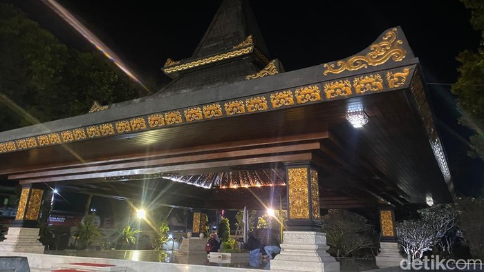 Wisata Makam Bung Karno di Kota Blitar kini buka 24 jam. Kebijakan baru ini diharapkan meningkatkan kunjungan dan menggerakkan ekonomi warga.