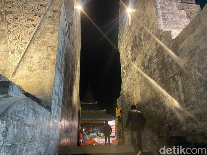Wisata Makam Bung Karno di Kota Blitar kini buka 24 jam. Kebijakan baru ini diharapkan meningkatkan kunjungan dan menggerakkan ekonomi warga.