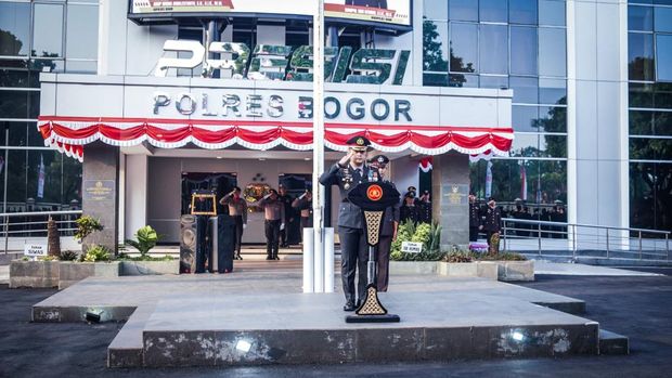 Melalui program Rumah ASRI, Kapolres Bogor AKBP Wikha Ardilestanto melakukan renovasi bedah rumah warga kurang mampu di Kabupaten Bogor.