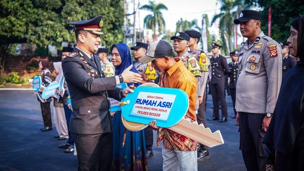 Melalui program Rumah ASRI, Kapolres Bogor AKBP Wikha Ardilestanto melakukan renovasi bedah rumah warga kurang mampu di Kabupaten Bogor.