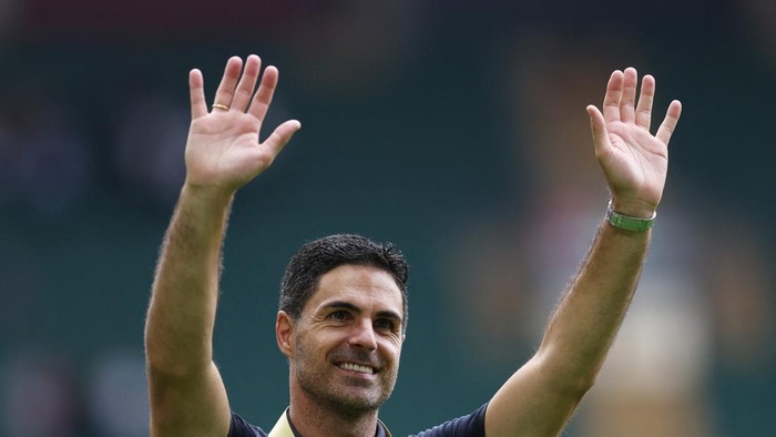 Soccer Football - FA Community Shield - Arsenal v Manchester City - Principality Stadium, Cardiff, Wales, Britain - August 16, 2026 Arsenal manager Mikel Arteta celebrates after winning the FA Community Shield REUTERS/Chris Radburn