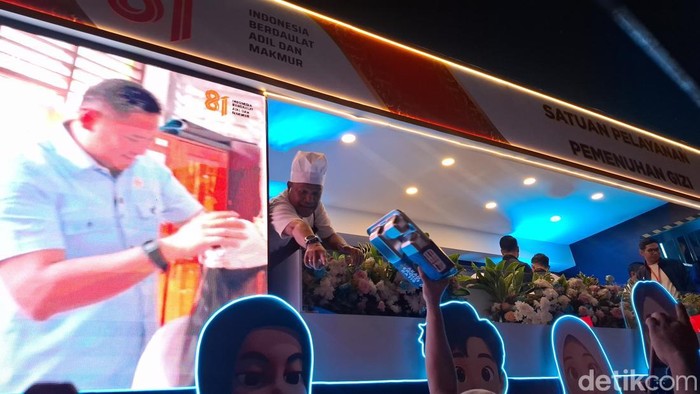 Momen bagi-bagi ompreng dari mobil BGN (Brigitta Belia/detikcom)
