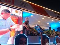 Antusias Warga Berebut Ompreng dari Mobil BGN di Karnaval Malam Merdeka