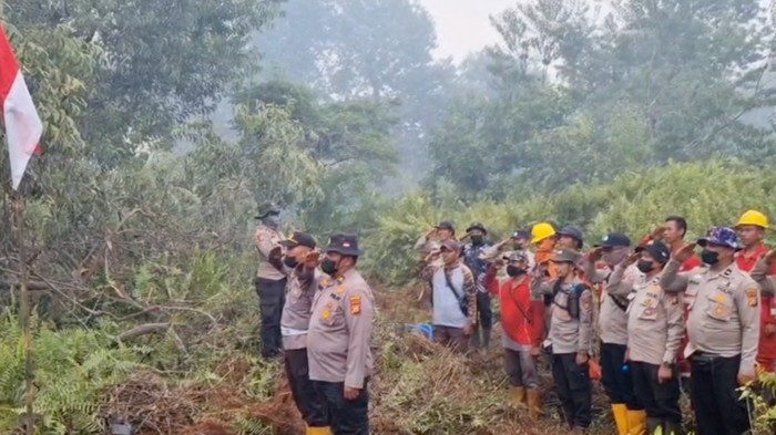 Momen khidmat polisi hingga Manggala Agni kibarkan Merah Putih di tengah kepulan asap karhutla di Pelalawan, Senin (17/8/2026).