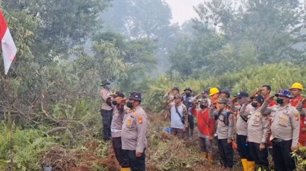 Momen khidmat polisi hingga Manggala Agni kibarkan Merah Putih di tengah kepulan asap karhutla di Pelalawan, Senin (17/8/2026).
